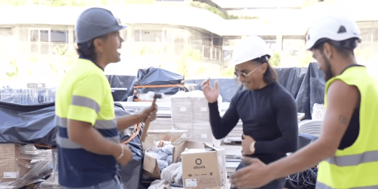 Salt Bae baila con dos obreros en el vídeo en el que anuncia que quedan tres meses para acabar The N Residences.