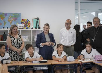 Marga Prohens y Óscar Portas en una de la aulas del centro que han visitado hoy
