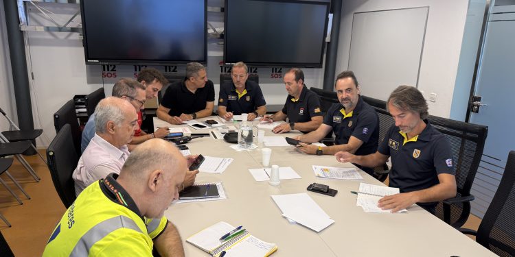 Mandos de los cuerpos de Emergencias durante una reunión ante el próximo episodio de lluvias. Foto: Caib