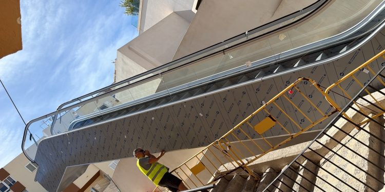 Trabajos de instalación de uno de los tramos de escaleras mecánicas.