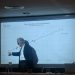 El profesor Miquel Puig, durante un momento de la ponencia en la que explicó conceptos de poder adquisitivo y productividad. Foto: Noudiari