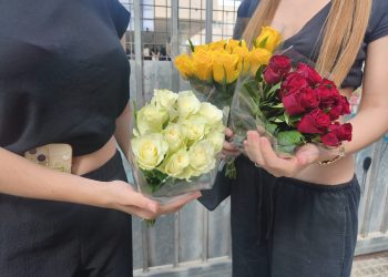 Compañeros de Daniel con flores en la entrada del centro educativo. Fotos: Cristina Marí
