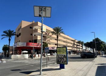 Cámara de control instalada por el Ayuntamiento de Sant Josep en Platja d'en Bossa.