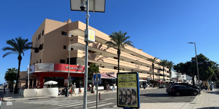 Cámara de control instalada por el Ayuntamiento de Sant Josep en Platja d'en Bossa.