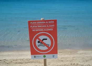 Cartel de prohibición de baño en la playa de s'Arenal.