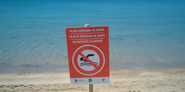 Cartel de prohibición de baño en la playa de s'Arenal.