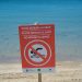 Cartel de prohibición de baño en la playa de s'Arenal.