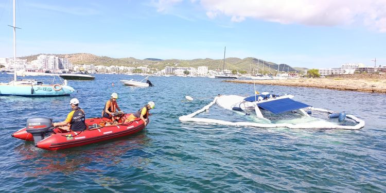 Alrededor de la embarcación se ha establecido una barrera flotante. Imagen: Ayto. Sant Antoni