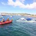 Alrededor de la embarcación se ha establecido una barrera flotante. Imagen: Ayto. Sant Antoni