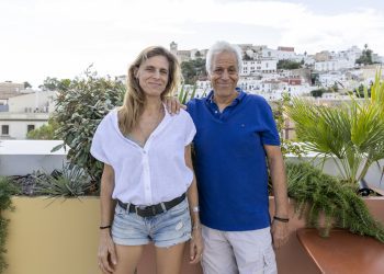 Muriel Grossmann, colaboradora del Jazz Point Ibiza, junto a David Moss, cofundador del festival, en la azotea de The Standard, Ibiza. Fotos: Paco Natera