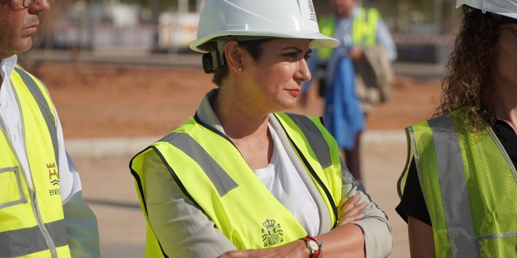 La ministra de Vivienda durante la visita a Can Escandell esta semana. Imagen: Ministerio de Vivienda