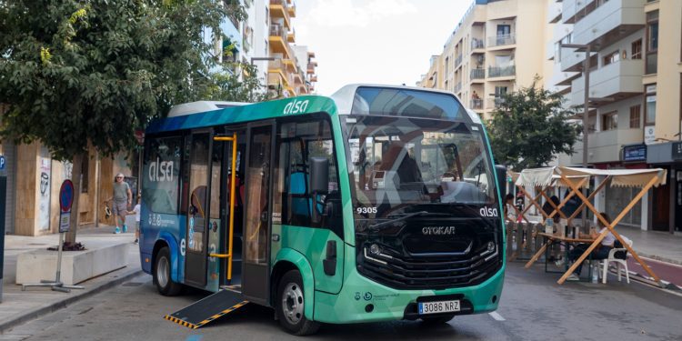 Imagen del bus urbano que recorre la línea UE8. Foto: Ayto. Ibiza