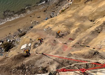 La limpieza se lleva a cabo mediante trabajos verticales para retirar los residuos acumulados en esta zona de difícil acceso.