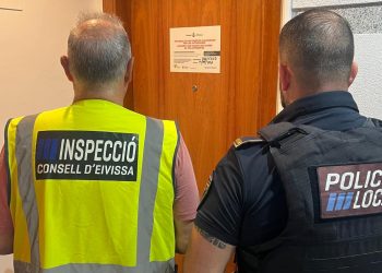 Imagen de archivo del precinto de un piso turístico en Ibiza.