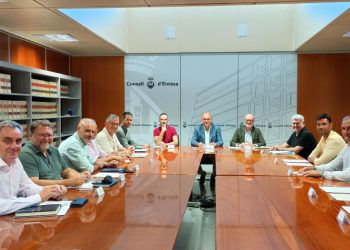 Reunión en el Consell de Ibiza de representantes de Endesa y de las patronales Caeb y Pimeef con el presidente del Consell, Vicent Marí, y el conseller Mariano Juan.