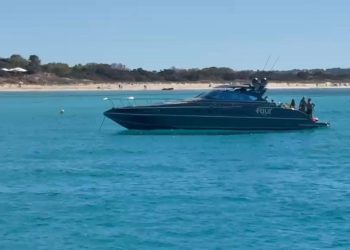 Este yate ha sido captado sobre las 15 horas de hoy lunes con la música a toda potencia en pleno Parque Natural de ses Salines en Formentera, en una zona protegida y molestando a bañistas y navegantes. Foto de Noudiari.es cedida por A. S.