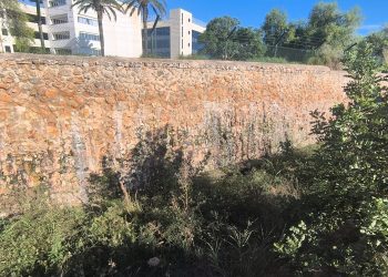 Imagen del muro vertiendo al Torrent de Cirer.