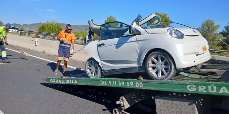 El vehículo, de la marca Aixam, ha quedado completamente destrozado en esta imagen en la que se ve sobre el vehículo de Grúas Ibiza que lo ha retirado de la vía.