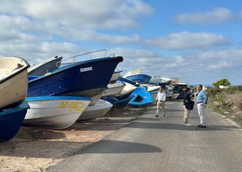 Los populares han ofrecido la rueda de prensa junto al 'cementerio de pateras' de Formentera que acumula gran cantidad de embarcaciones.