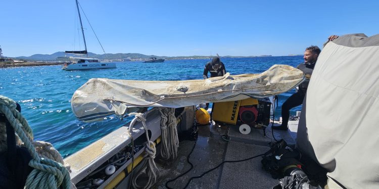 Imagen de la zodiac retirada frente a Caló des Moro, en Sant Antoni.