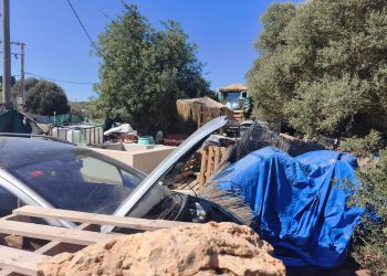 En la zona hay varios vehículos en estado de reparación o abandono, junto a numerosas estructuras de madera. Foto: Noudiari