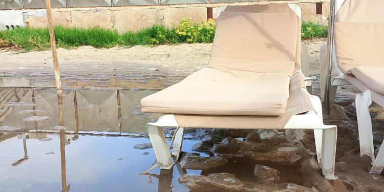 Detalle del charco de aguas fecales, según Salvem sa Badia, tras el vertido en es Pouet.
