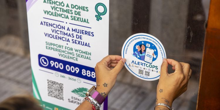 Las pegatinas se distribuirán en el transporte público de Ibiza. Foto: Consell