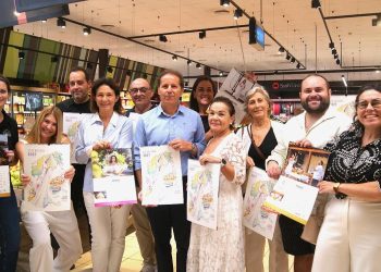 Algunos de los protagonistas del calendario junto a la periodista y CEO de Imam Comunicación, Montse Monsalve, el jefe de zona de Grupo Eroski en las Pitiusas, Jose Izquierdo, y la presidenta de la Asociación Elena Torres por la Investigación para la Detección Precoz del Cáncer, Mari Carmen Gutiérrez