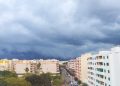 Imagen del cielo de Ibiza este mediodía en el centro de la ciudad. Foto: Noudiari