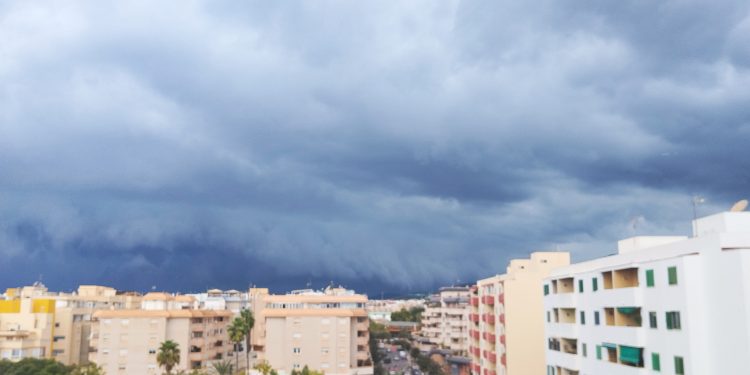 Imagen del cielo de Ibiza este mediodía en el centro de la ciudad. Foto: Noudiari