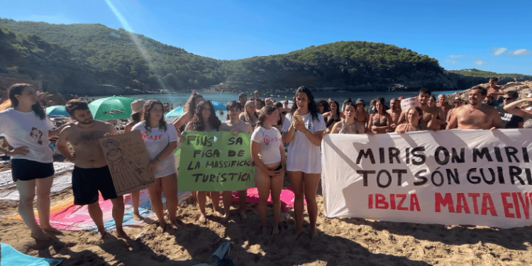 Imagen de la manifestación organizada por la Associació de Joves d'Eivissa contra la masificación turística en forma de "xindriada" en cala Saladeta este septiembre.