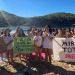 Imagen de la manifestación organizada por la Associació de Joves d'Eivissa contra la masificación turística en forma de "xindriada" en cala Saladeta este septiembre.