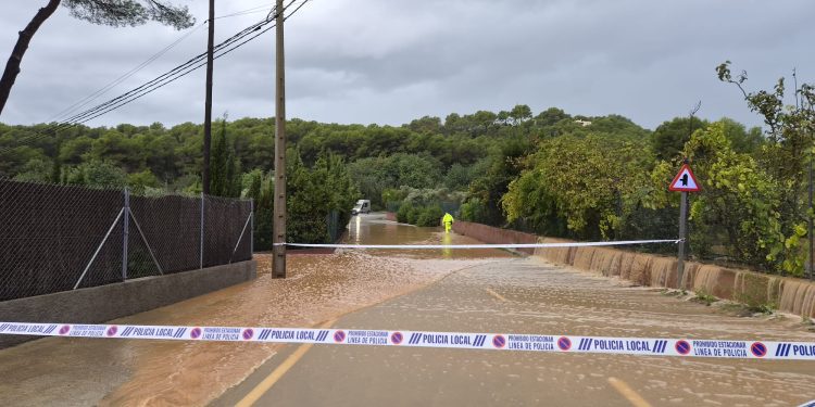 Imagen de una de las vías de Santa Eulària cerradas al tráfico por las inundaciones