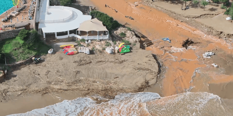 Desembocadura del torrente es Figueral en la playa con la que comparte nombre. Imagen: Santa Eulària.
