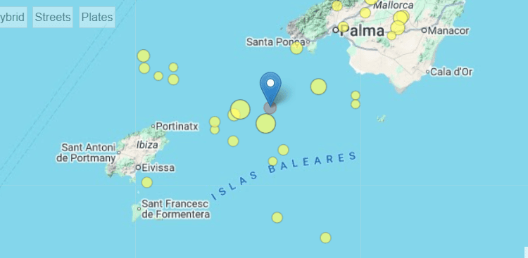 Mapa de sismos anteriores en el área de este terremoto, con el actual en azul y el resto en amarillo.