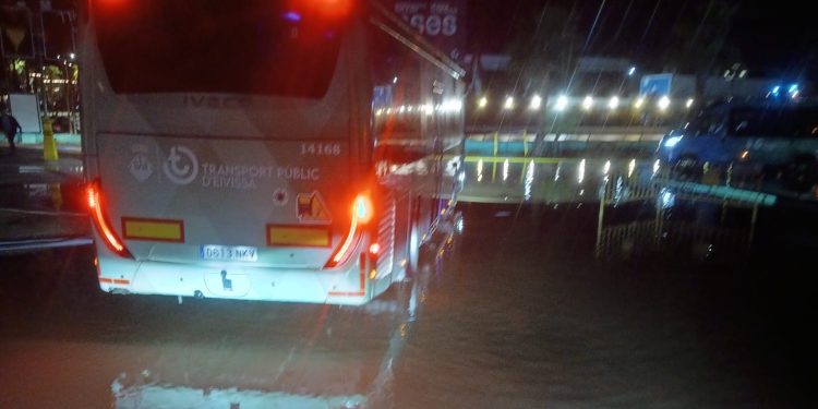 Imagen remitida por el PSOE en Ibiza de la estación de bus de Platja d'en Bossa durante la dana 'Adam'.