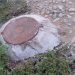 Imagen de una tapa de alcantarillado desbordada y numerosas toallitas secas en el exterior. Foto: Salvem sa Badia