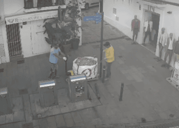 Los dos operarios, dejando el saco de cemento en plena calle. Imagen del Ayuntamiento de Ibiza.