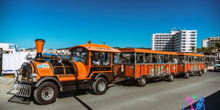 El famoso tren de Cala de Bou volverá a circular por el barrio al ritmo de rock este 10 de octubre.