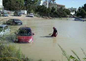 En la imagen, un bombero durante las tareas realizadas en Formentera estos días. Imagen: Consell Formentera