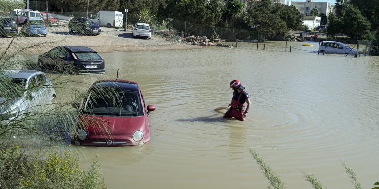 En la imagen, un bombero durante las tareas realizadas en Formentera estos días. Imagen: Consell Formentera
