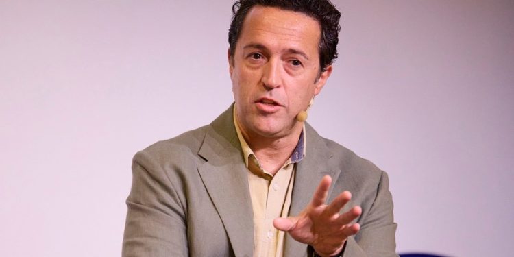 Jacob Petrus Torrano es un geógrafo, climatólogo y divulgador científico español, conocido por su trabajo en 'Aquí la tierra'.​