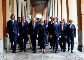 Marga Prohens y diputados del PP, entre ellos Vicent Marí, llegando esta mañana juntos al Parlament.