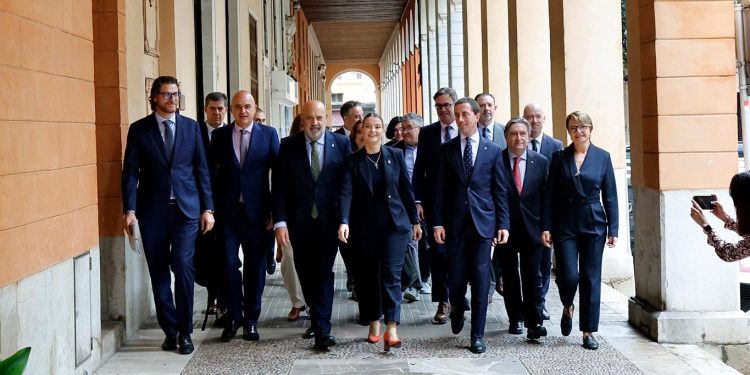 Marga Prohens y diputados del PP, entre ellos Vicent Marí, llegando esta mañana juntos al Parlament.