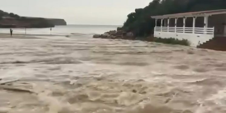 Imagen de la playa de Cala Saona arrasada por una riada y convertida en un torrente.