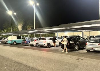 Aparcamiento de supermercado en el que anoche no funcionaron los mandos a distancia de apertura de los coches. Foto Noudiari.es