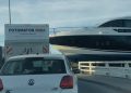 El barco, entrando en la rotonda del recinto ferial. Imágenes de Noudiari.es