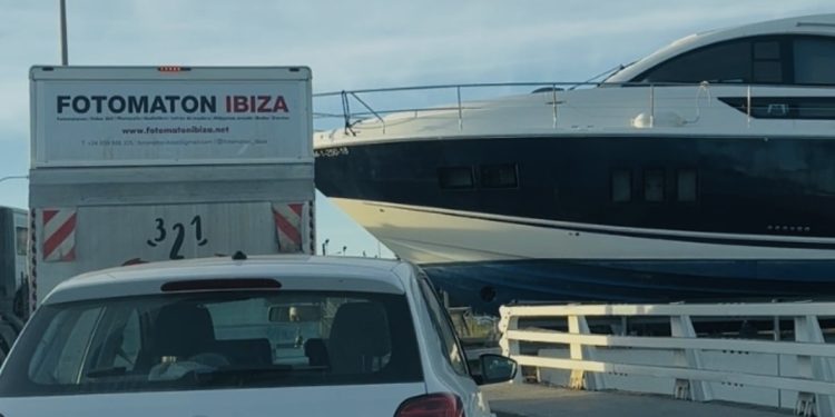 El barco, entrando en la rotonda del recinto ferial. Imágenes de Noudiari.es
