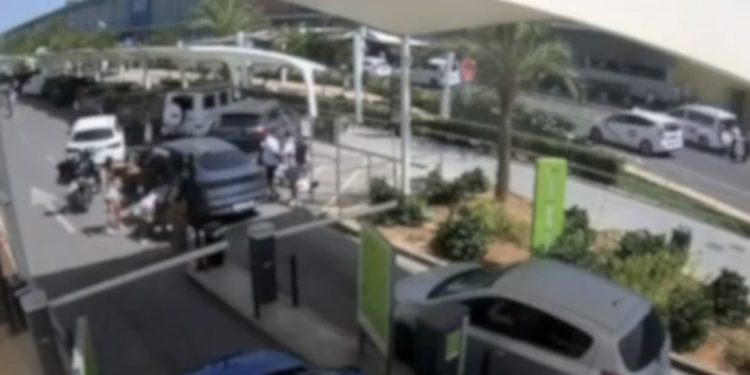 Una imagen del momento de la detención captada por cámaras de seguridad del aeropuerto de Ibiza. Imágenes de Policía Nacional