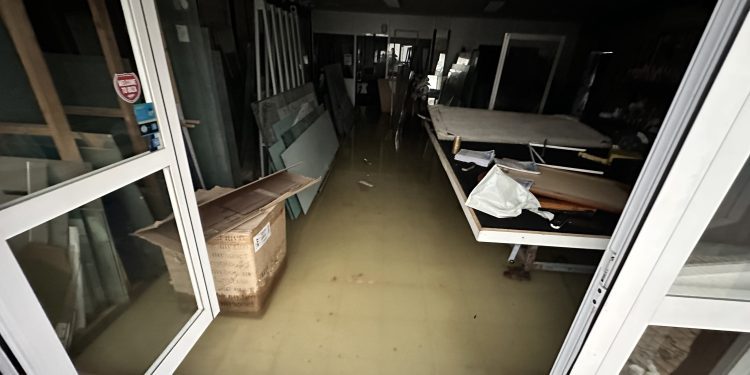La cristalería Isla Azul completamente inundada esta mañana. Foto Noudiari.es